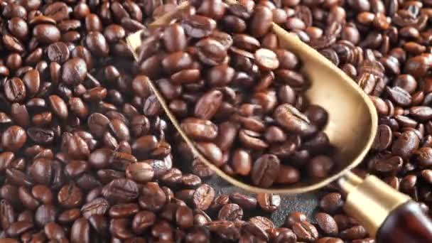 Kavrulmuş Kahve Çekirdekleri Tavada Dumanla Karıştırılır — Stok video