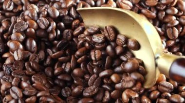 Kavrulmuş kahve çekirdekleri, tavada dumanla karıştırılır..