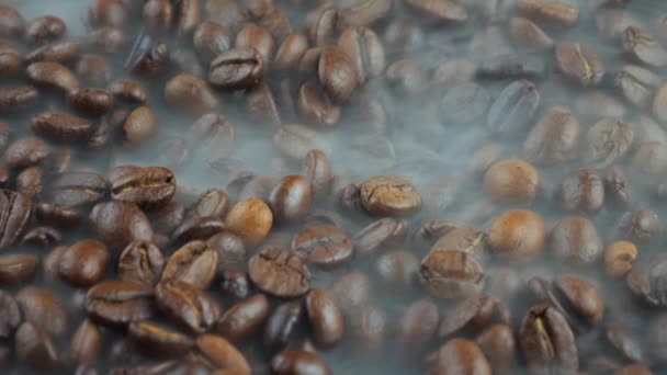 Kavrulmuş Kahve Çekirdekleri Tavada Duman — Stok video
