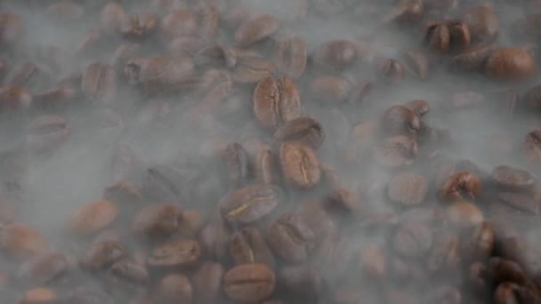 Rostade Kaffebönor Med Rök Kastrull — Stockvideo