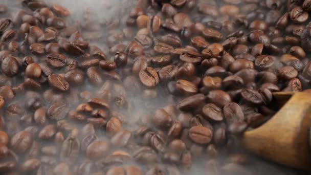 Grains Café Torréfiés Avec Fumée Dans Une Casserole — Video