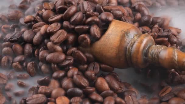 Geröstete Kaffeebohnen Werden Mit Einem Löffel Rauch Einer Pfanne Gemischt — Stockvideo