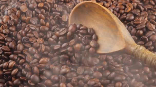 Chicchi Caffè Tostati Sono Mescolati Con Cucchiaio Con Fumo Una — Video Stock