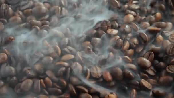 Granos Café Tostados Con Humo Una Sartén — Vídeo de stock