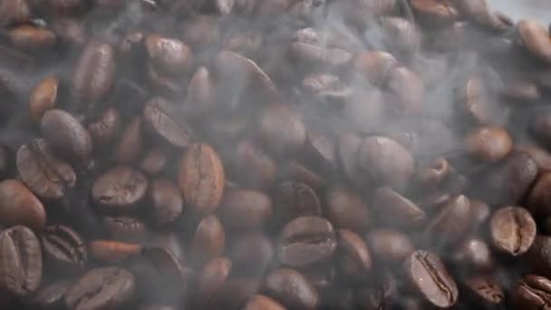 Geroosterde Koffiebonen Met Rook Een Pan — Stockvideo
