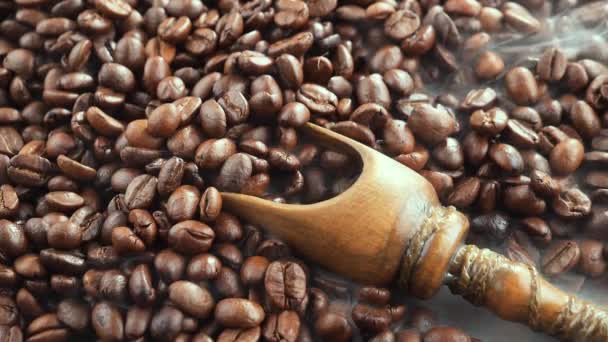Geröstete Kaffeebohnen Werden Mit Einem Löffel Rauch Einer Pfanne Gemischt — Stockvideo