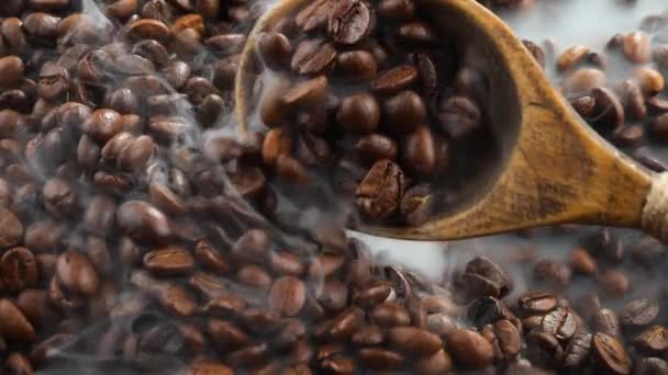 Grãos Café Torrados São Misturados Com Uma Colher Com Fumaça — Vídeo de Stock