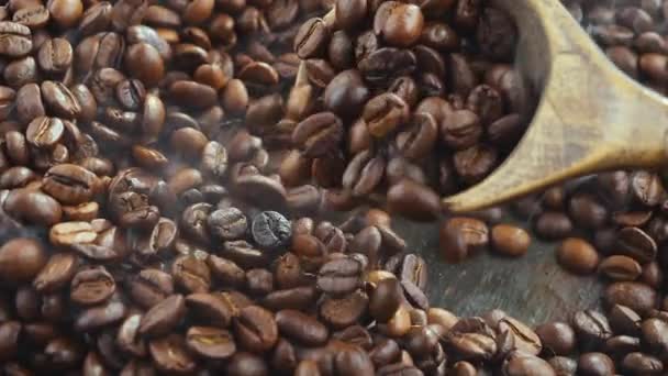 Geroosterde Koffiebonen Worden Gemengd Met Een Lepel Met Rook Een — Stockvideo