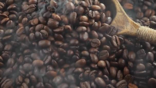 Pražená Kávová Zrna Smíchají Lžící Kouřem Pánvi — Stock video