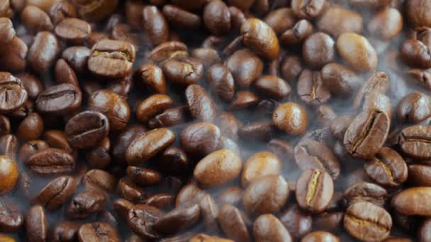 Geroosterde Koffiebonen Met Rook Een Pan — Stockvideo