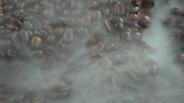 Смажені Кавові Зерна Змішуються Ложкою Димом Сковороді — стокове відео
