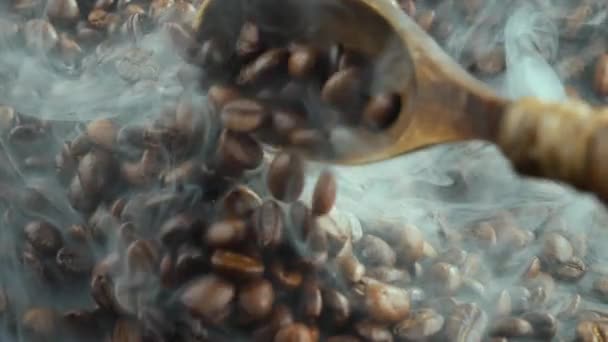 Rostade Kaffebönor Blandas Med Sked Med Rök Kastrull — Stockvideo