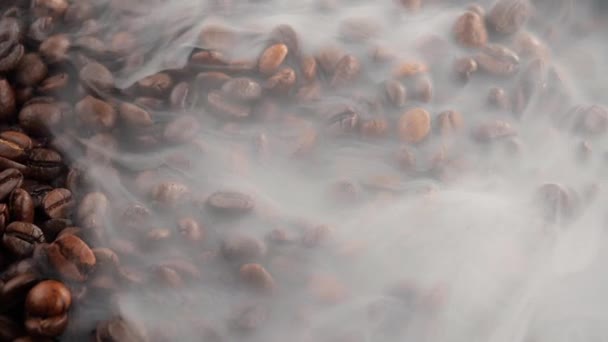 Kavrulmuş Kahve Çekirdekleri Tavada Duman — Stok video