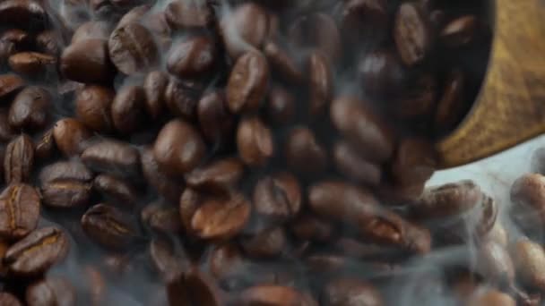 Rostade Kaffebönor Blandas Med Sked Med Rök Kastrull — Stockvideo