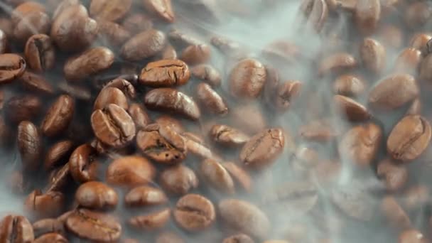 パンの中で煙とコーヒー豆をロースト — ストック動画