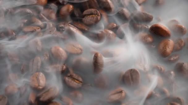 Grains Café Torréfiés Avec Fumée Dans Une Casserole — Video