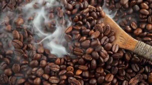 Geröstete Kaffeebohnen Werden Mit Einem Löffel Rauch Einer Pfanne Gemischt — Stockvideo