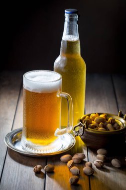 Masadaki bardakta hafif bira kompozisyonu ve eski bir arka planda aksesuar.