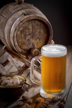 Masadaki bardakta hafif bira kompozisyonu ve eski bir arka planda aksesuar.