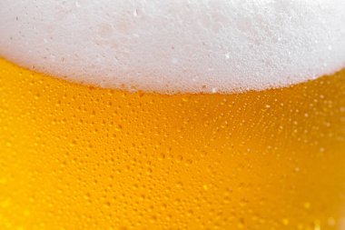 Masadaki bardakta hafif bira kompozisyonu ve eski bir arka planda aksesuar.