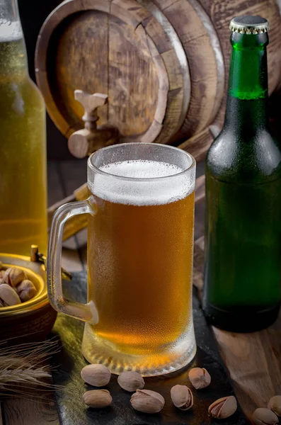 Leichtes Bier Glas Auf Einem Tisch Komposition Mit Accessoires Auf — Stockfoto