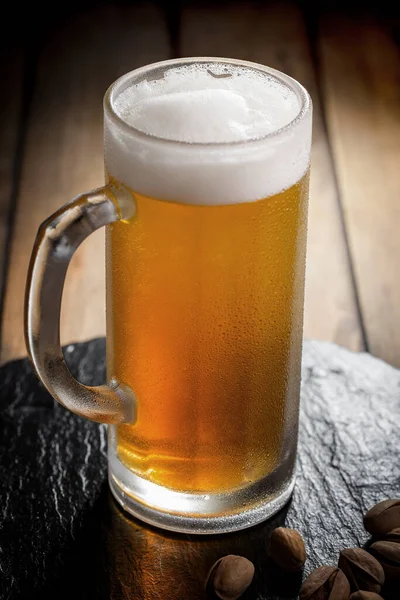 Birra Leggera Bicchiere Tavolo Composizione Con Accessori Uno Sfondo Vecchio — Foto Stock