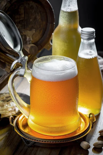 Birra Leggera Bicchiere Tavolo Composizione Con Accessori Uno Sfondo Vecchio — Foto Stock