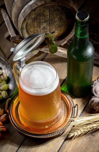 Bière Légère Dans Verre Sur Une Table Composition Avec Accessoires — Photo