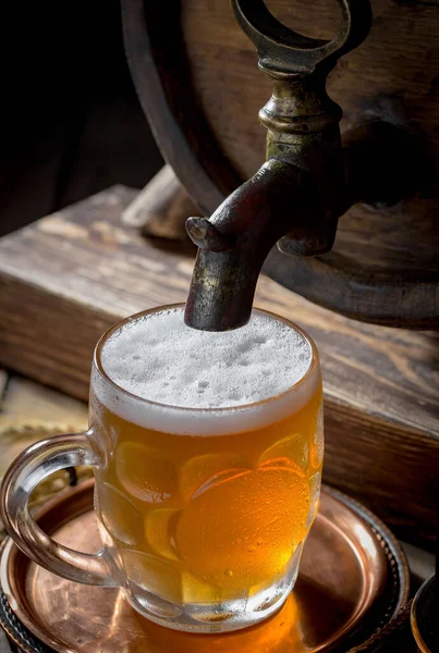 Cerveza Ligera Vaso Sobre Una Mesa Composición Con Accesorios Sobre — Foto de Stock