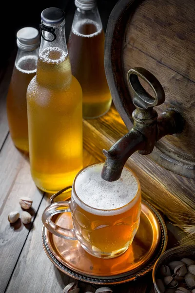 Leichtes Bier Glas Auf Einem Tisch Komposition Mit Accessoires Auf — Stockfoto