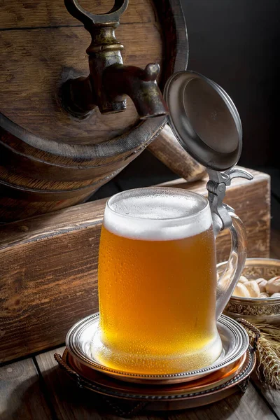 Cerveza Ligera Vaso Sobre Una Mesa Composición Con Accesorios Sobre — Foto de Stock