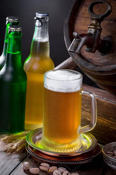 Birra Leggera Bicchiere Tavolo Composizione Con Accessori Uno Sfondo Vecchio — Foto Stock