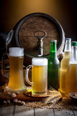 Masadaki bardakta hafif bira kompozisyonu ve eski bir arka planda aksesuar.