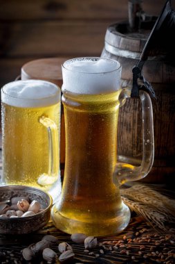 Masadaki bardakta hafif bira kompozisyonu ve eski bir arka planda aksesuar.