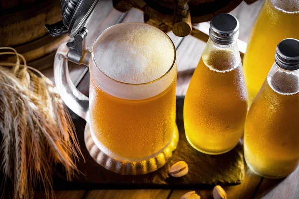 유리잔에 가벼운 맥주를 배경에 액세서리를칠 — 스톡 사진