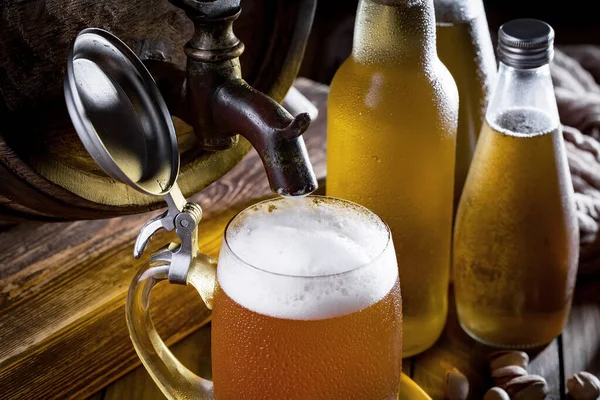 Leichtes Bier Glas Auf Einem Tisch Komposition Mit Accessoires Auf — Stockfoto