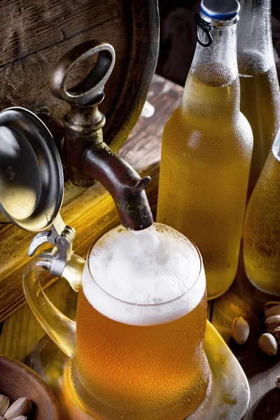 Světlé Pivo Sklenici Stole Složení Příslušenstvím Starém Podkladu — Stock fotografie