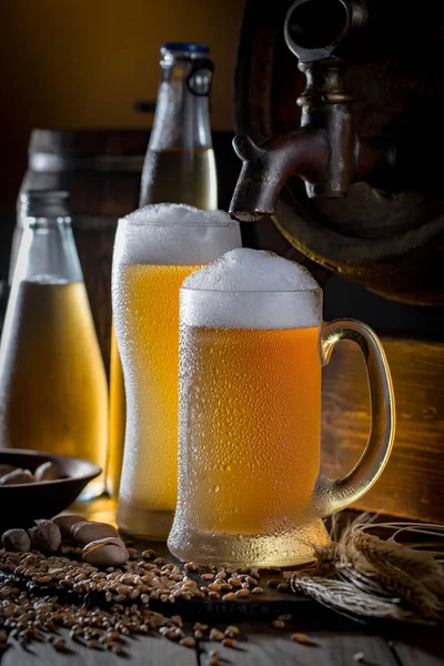 유리잔에 가벼운 맥주를 배경에 액세서리를칠 — 스톡 사진