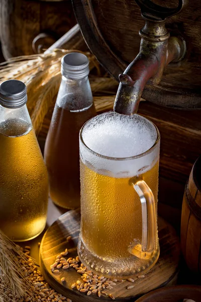 Bière Légère Dans Verre Sur Une Table Composition Avec Accessoires — Photo