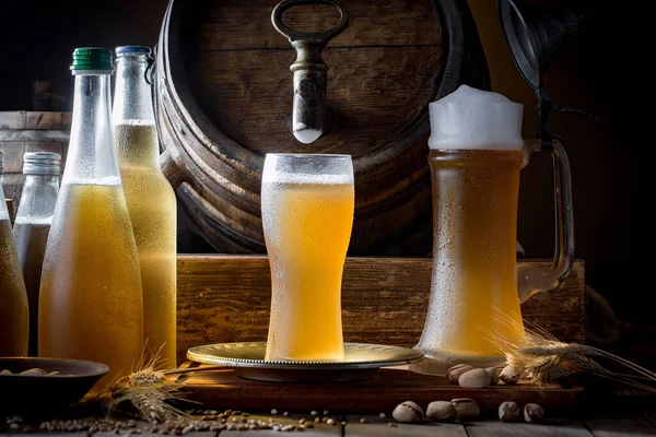 Licht Bier Een Glas Een Tafel Compositie Met Accessoires Een — Stockfoto