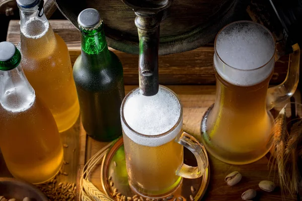 Leichtes Bier Glas Auf Einem Tisch Komposition Mit Accessoires Auf — Stockfoto