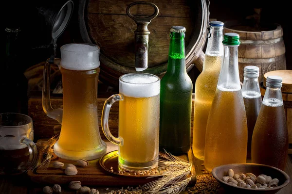 Bière Légère Dans Verre Sur Une Table Composition Avec Accessoires — Photo