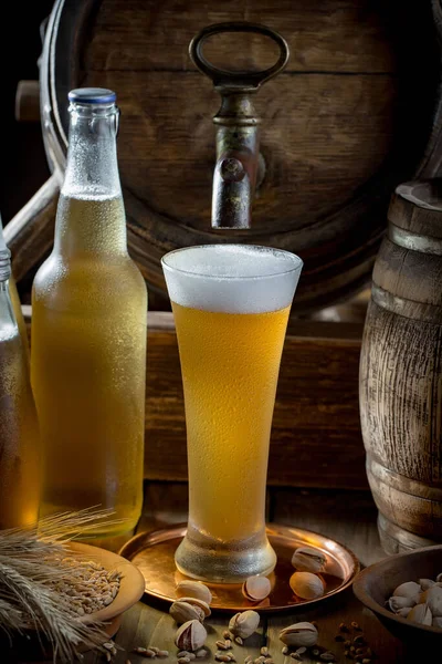 Licht Bier Een Glas Een Tafel Compositie Met Accessoires Een — Stockfoto