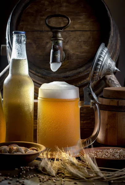 Cerveza Ligera Vaso Sobre Una Mesa Composición Con Accesorios Sobre — Foto de Stock