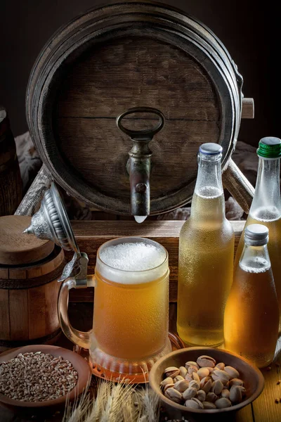Birra Leggera Bicchiere Tavolo Composizione Con Accessori Uno Sfondo Vecchio — Foto Stock
