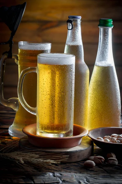 Birra Leggera Bicchiere Tavolo Composizione Con Accessori Uno Sfondo Vecchio — Foto Stock