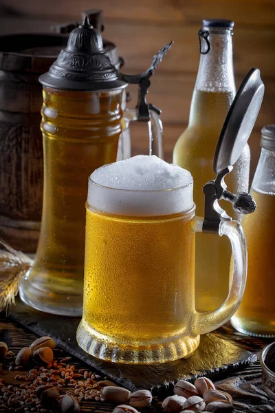 Leichtes Bier Glas Auf Einem Tisch Komposition Mit Accessoires Auf — Stockfoto