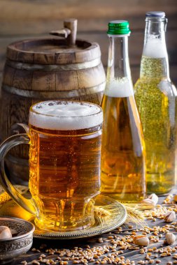 Eski bir arka planda, bardakta hafif bira..