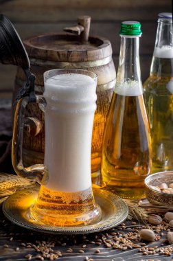 Eski bir arka planda, bardakta hafif bira..