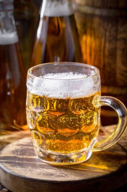 Eski bir arka planda, bardakta hafif bira..